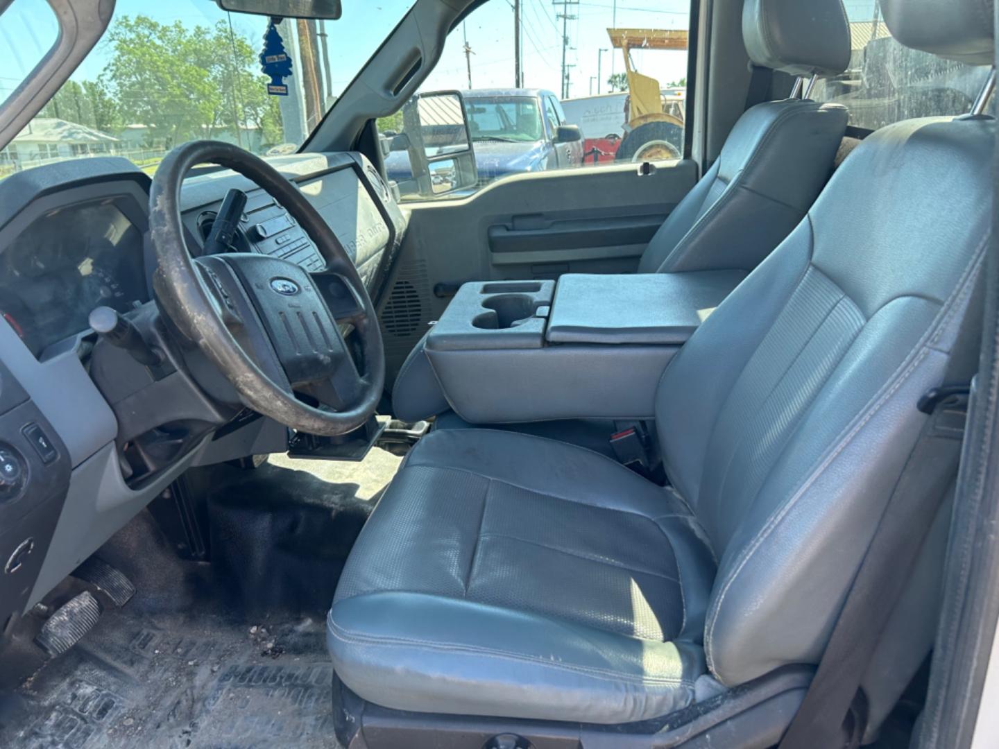 2013 White Ford F-550 (1FDUF5GTXDE) with an 6.7L V8 F OHV 32V engine, Automatic transmission, located at 1687 Business 35 S, New Braunfels, TX, 78130, (830) 625-7159, 29.655487, -98.051491 - Photo#10